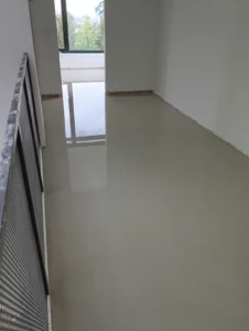 Vyrovnání podlah samonivelační stěrkou v chodbě a pokojích novostavby