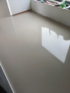 Pohled na místnost s hotovou samonivelační stěrkou - realizace Ostrava