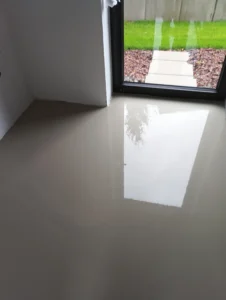 Pohled na místnost s hotovou samonivelační stěrkou - realizace Ostrava