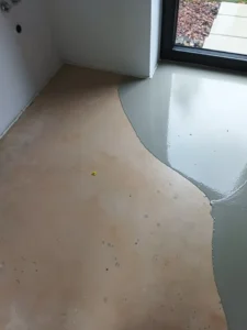 Proces vyrovnábí podlahy pomocí nivelační hmoty pro dosažení idealně rovného podkladu - podlaháři Ostrava