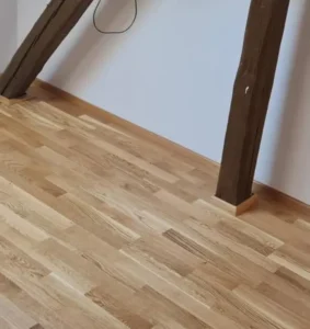 Pokládka světlé dřevěné podlahy v podkroví Ostrava