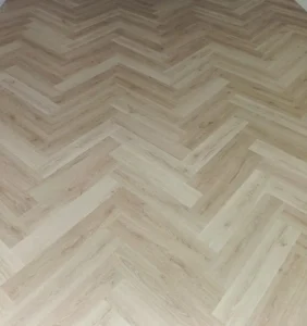 Pokládka vinylové podlahy se vzorem rybí kost (herringbone) – Ostrava