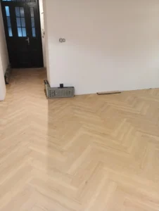 Pokládka vinylové podlahy se vzorem heringbone v chodbě u vstupních dveří podlahář Ostrava