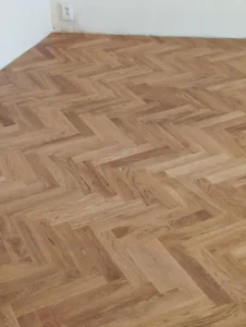 Čistá plocha položené vinylové podlahy herringbone podlahář Ostrava