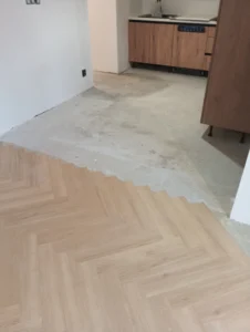 Pokládka vinylové podlahy herringbone v kuchyni a obývacím pokoji – Ostrava