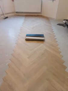 Detailní pohled na přesné založení vinylové podlahy herringbone v dekoru dub Ostrava