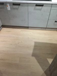 Hotová vinylová podlaha Winflex Basic po pokládce v kuchyni, podlahářské práce Ostrava.