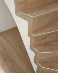 Detail vinylových schodů vyrobených technologií ohýbání bez použití schodových hran pro čistý a moderní design
