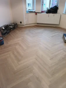 Luxusní vinylová podlaha položena do rybí kosti v prosvětleném pokoji - Ostrva