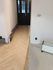 Detail založení vzoru rybí kost v interiéru realizace Ostrava