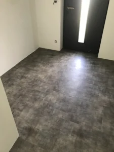 Realizace vinylové podlahy na chodbě rodinného domu - podlahář Havířov