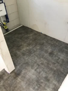 Realizace vinylové podlahy v sociálním zařízeni rodinného domu podlahář Ostrava