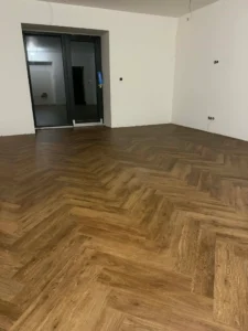 Luxusní vinylová podlaha položená do stromečku v moderním interiéru - Ostrava
