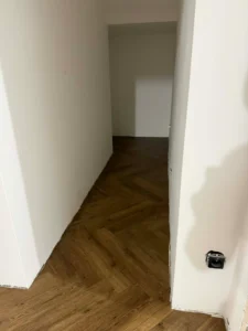 Pokládka lepeného vinylu se vzorem rybí kost, profesionální práce v interiéru - Ostrava