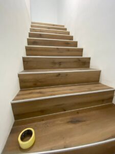 Detailní pohled na vinylové schody v dekoru dub - Ostrava