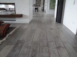 Detailní pokládka vinylové podlahy s texturou dřeva v moderním interiéru - Ostrava