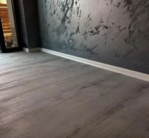 Detailní pohled na vinylovou podlahu s čistým zakončením - Ostrava