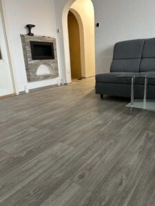 Moderní šeda vinylová podlaha v obyvacím pokoji - realizace Ostrava