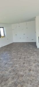 Pokládka vinylové podlahy v šedém dekoru - moderní interiér Ostrava