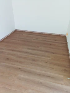 Pokládka vinylu s dekorem světlého dubu v ložnici – realizace Ostrava