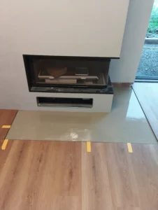 Pokládka vinylové podlahy u krbu precizní detail Ostrava