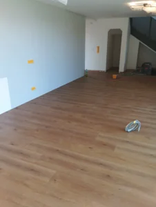 Pokládka vinylové podlahy ve velkém otevřeném prostoru - realizace Ostrava
