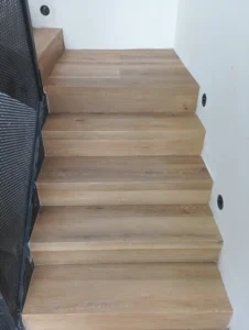 Renovace starých schodů pomocí vinylové krytiny – podlahář Ostrava