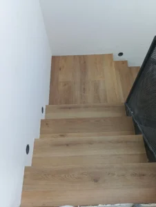 Schodiště obložene vinylem s důrazem na detail - profesionální řešení Ostrava