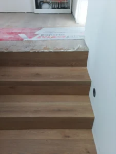 Detail obklad schodiště vinylovou podlahou - precizní práce Ostrava