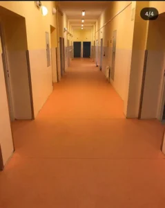 Pokládka zátěžového PVC Fatra Extra na chodbě veřejné budovy v Ostravě.