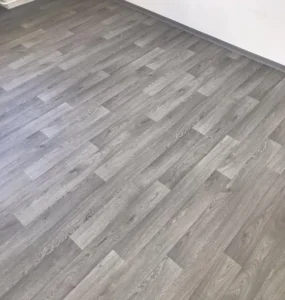 Celkový pohled na položené zátěžové PVC Gefloor v dekoru tmavých dřevěných lamel, Ostrava.