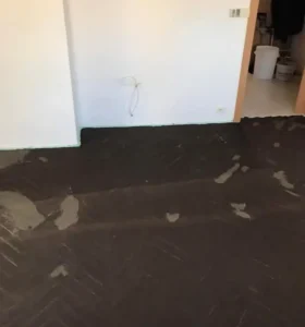 plikace penetračního nátěru na betonový podklad před pokládkou podlahy, Ostrava.