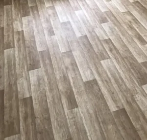 Detailní pohled na strukturu a dekor zátěžového PVC Ambient v imitaci dřevěných prken.