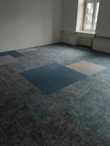 Pokládka zátěžových kobercových čtverců v kanceláři Ostrava – modrý šachovnicový vzor