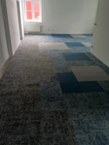 Pokládka zátěžových kobercových čtverců na chodbě administrativní budovy – Ostrava