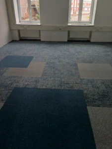 Finální realizace zátěžových kobercových čtverců v open-space kanceláři – Ostrava