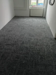 Designová pokládka kobercových čtverců v kanceláři – kombinace šedé a modré barvy, Ostrava.