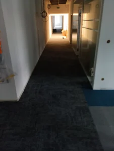 Detailní pohled na položené kobercové čtverce v kanceláři, Ostrava – Viva Floors