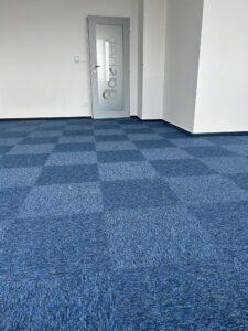 Pokládka zátěžových kobercových čtverců v kanceláři – realizace Havířov
