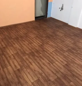 Pohled na nově položené zátěžové PVC Ambient v dekoru dřeva, realizace pro firmu Veolia Ostrava.