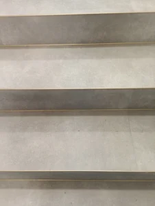 Obklad schodů zátěžovým vinylem Gerflor Creation 55 s kovovými schodovými hranami v komerčním objektu v Ostravě-Přívoze