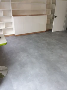Pokládka vinylové podlahy Gerflor Creation 55 v dekoru betonové stěrky v interiéru s bílým nábytkem, Ostrava.