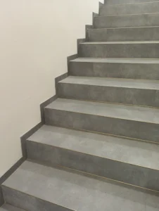 "Detail zubového soklování a schodových hran z vinylu Gerflor na schodišti komerčního objektu v Ostravě