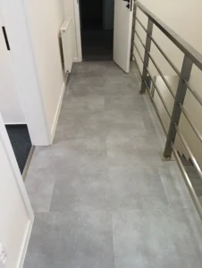 Pokládka zátěžového vinylu Gerflor Creation 55 na patrové chodbě s nerezovým zábradlím v Ostravě-Přívoze