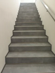 Pohled na kompletně obložené schodiště zátěžovým vinylem Gerflor Creation 55 v Ostravě-Přívoze