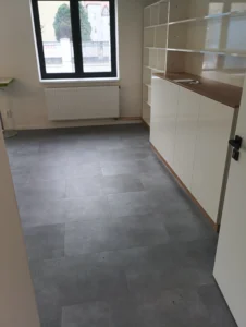 Zátěžový vinyl Gerflor Creation 55 v šedém dekoru položený v prosvětlené kanceláři v Ostravě