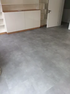 Pokládka zátěžového vinylu Gerflor Creation 55 v dekoru betonu v prostoru recepce v Ostravě