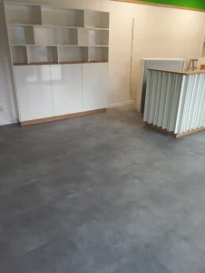 Pokládka zátěžového vinylu Gerflor Creation 55 v dekoru betonu v prostoru recepce v Ostravě